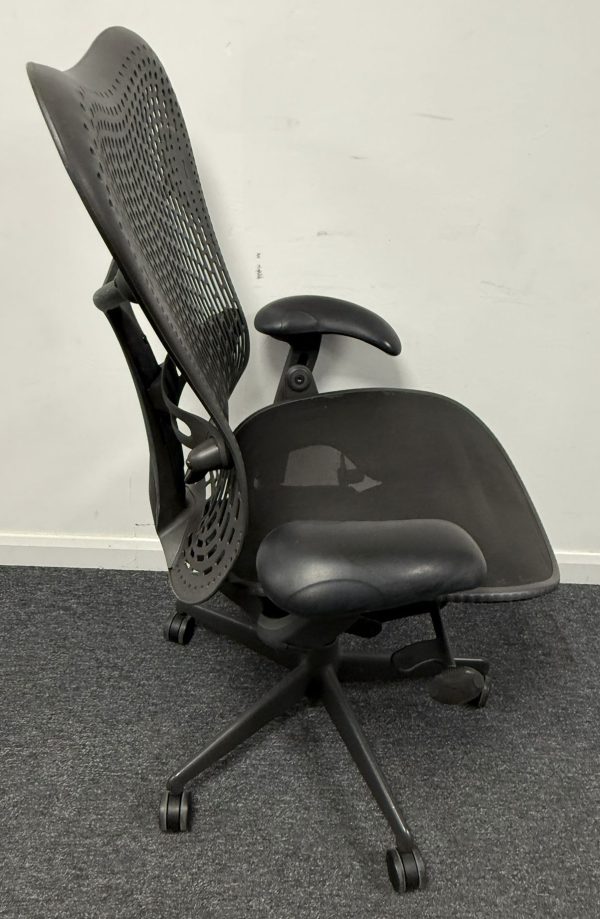 Herman Miller Mirra V1 in Anthracite with extendable Seat