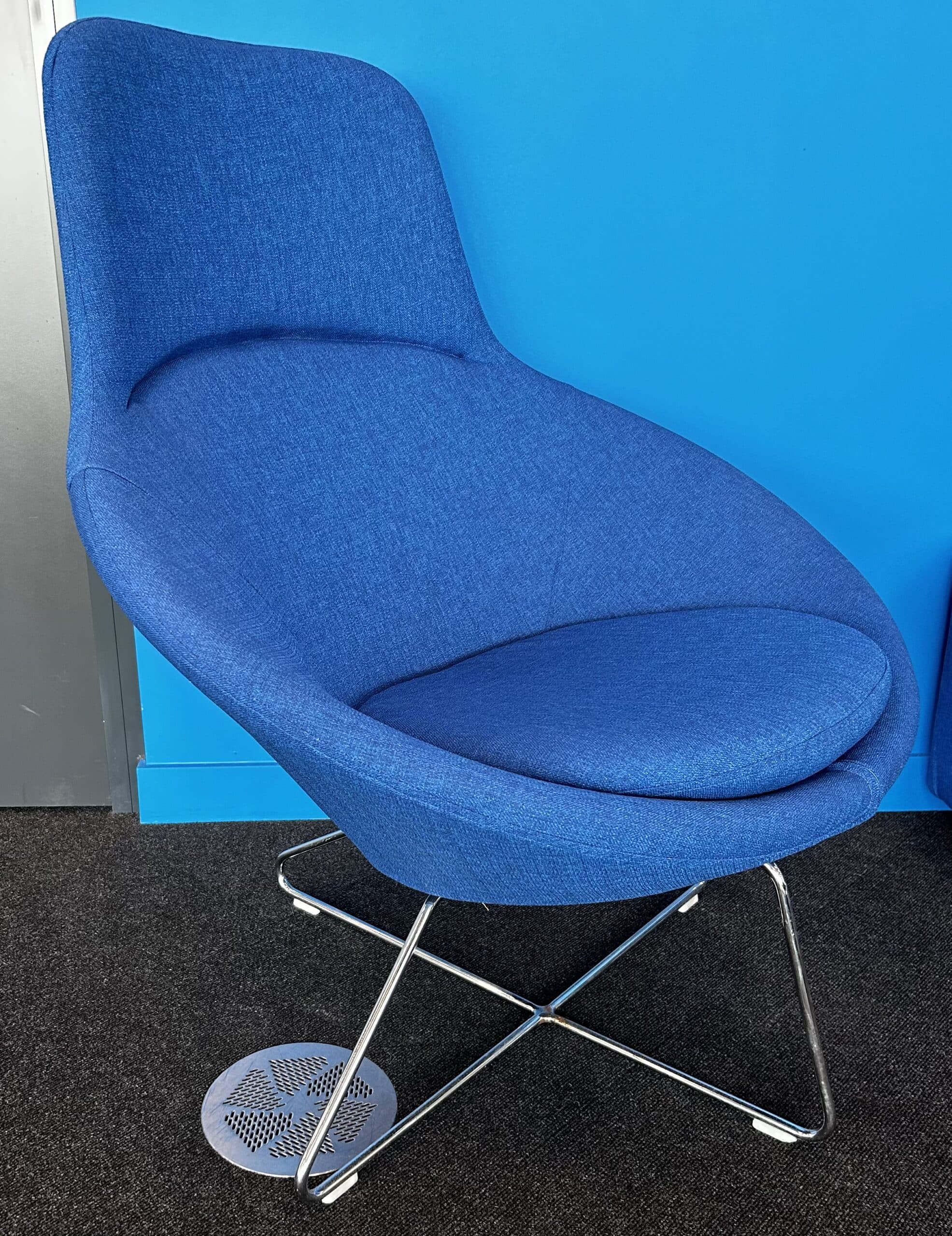 Pre-owned Allermuir Conic A632 High Back Collaborative Chair in amazing Electric Blue Fabric