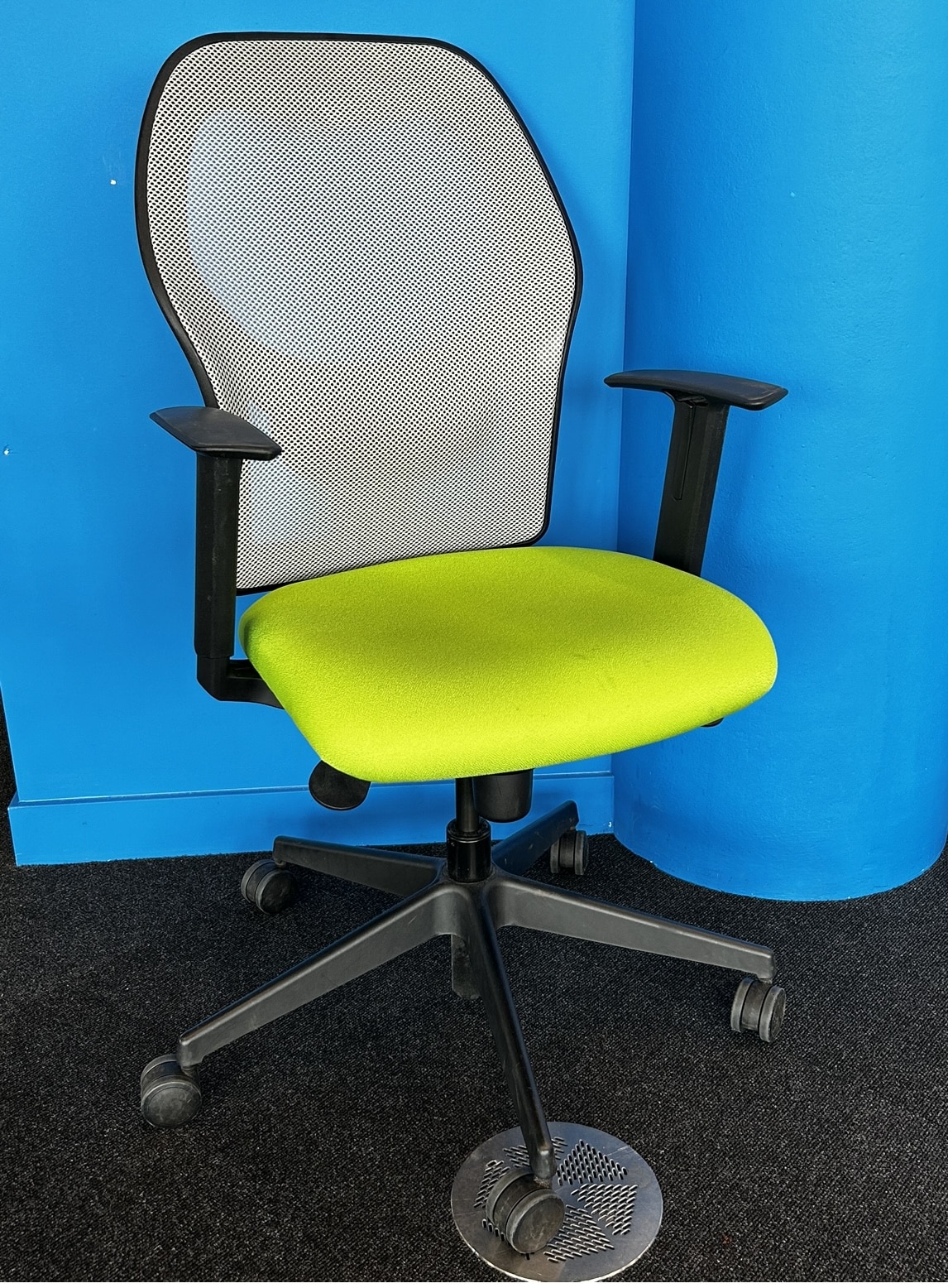 Verco Mesh MSH 1AA with Height Adjustable Arms Used