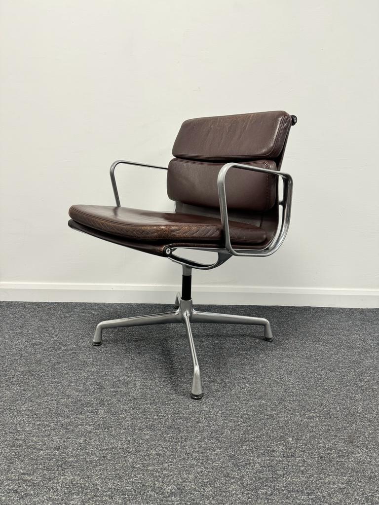Vitra Charles Eames Aluminium Group EA208 Soft Pad Leather Chair