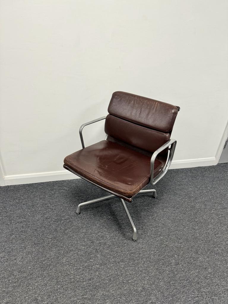 top Vitra Charles Eames Aluminium Group EA208 Soft Pad Leather Chair