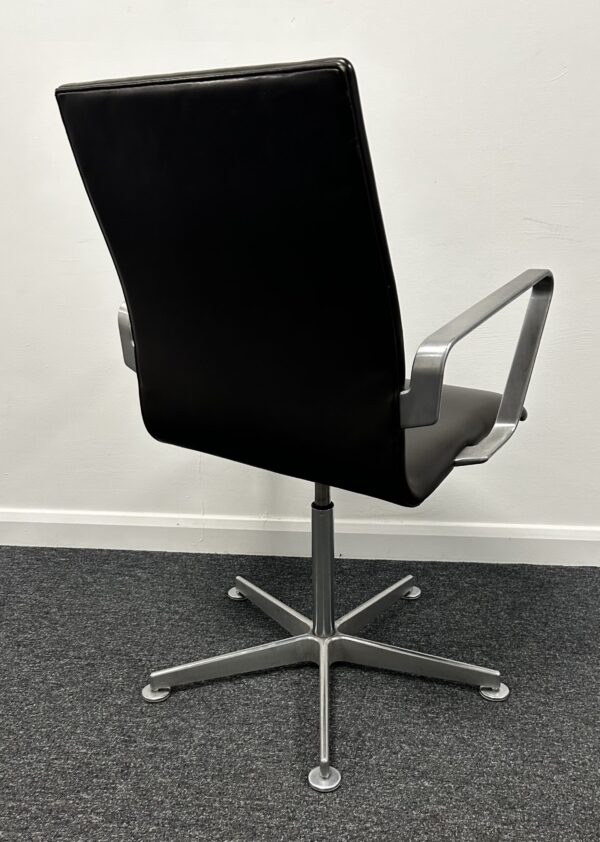 Fritz Hansen Oxford 3271 Medium Back desk chairs in leather