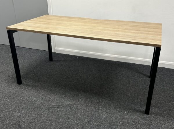 Narbutus Nova single desk with Amber Oak top