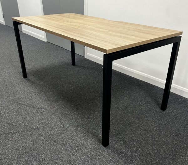 Narbutus Nova U 1600 x 800 single desk