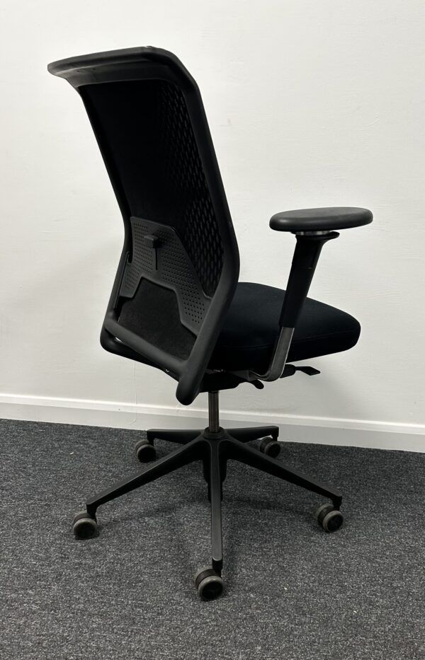 Vitra ID Mesh back Ergonomic Chair in Black with 3D arms