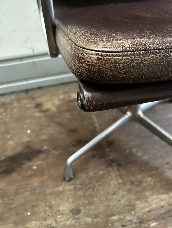 Vitra EA208 Base