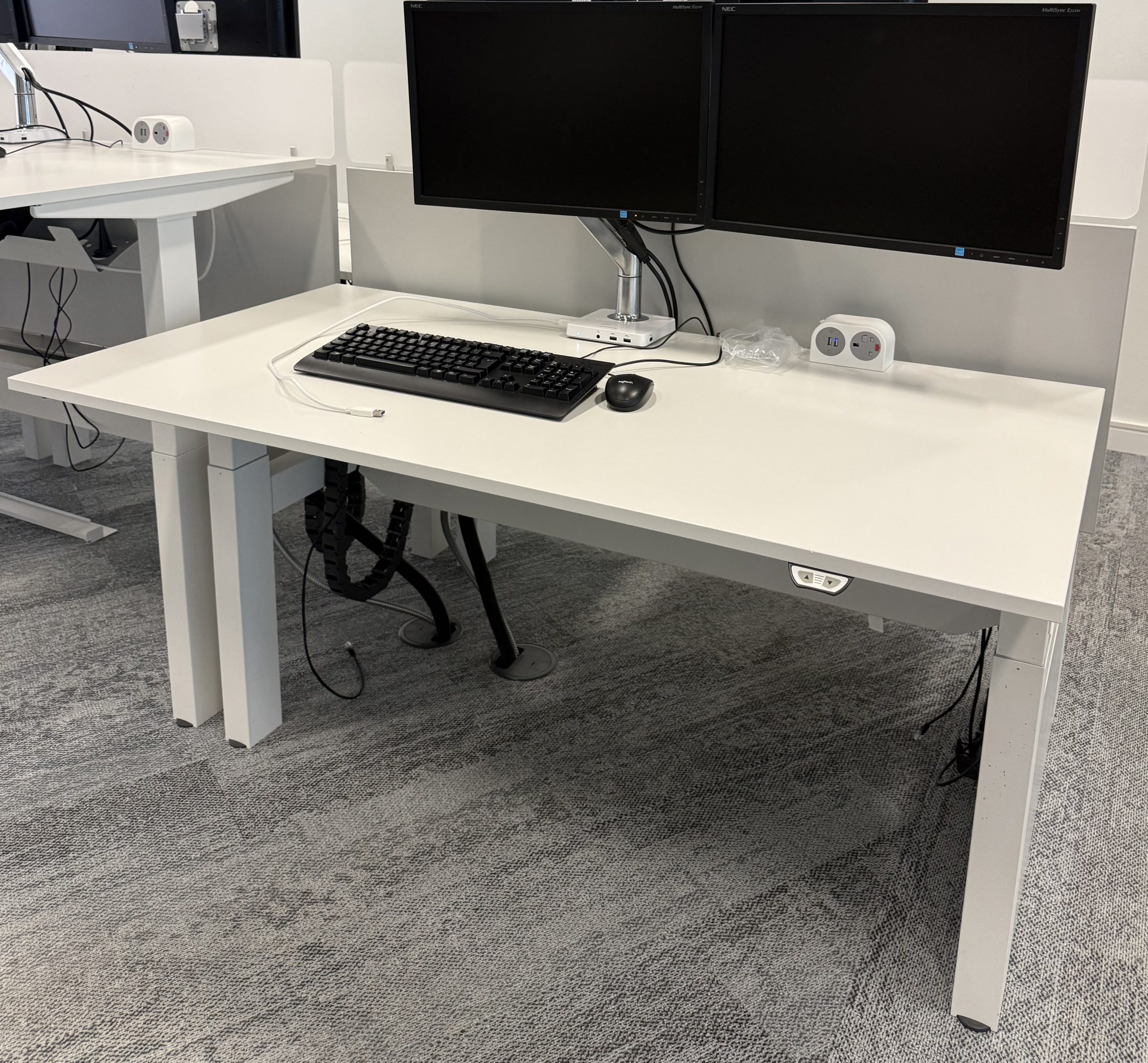 Used Steelcase Sit Stand Desks 1400 x 800