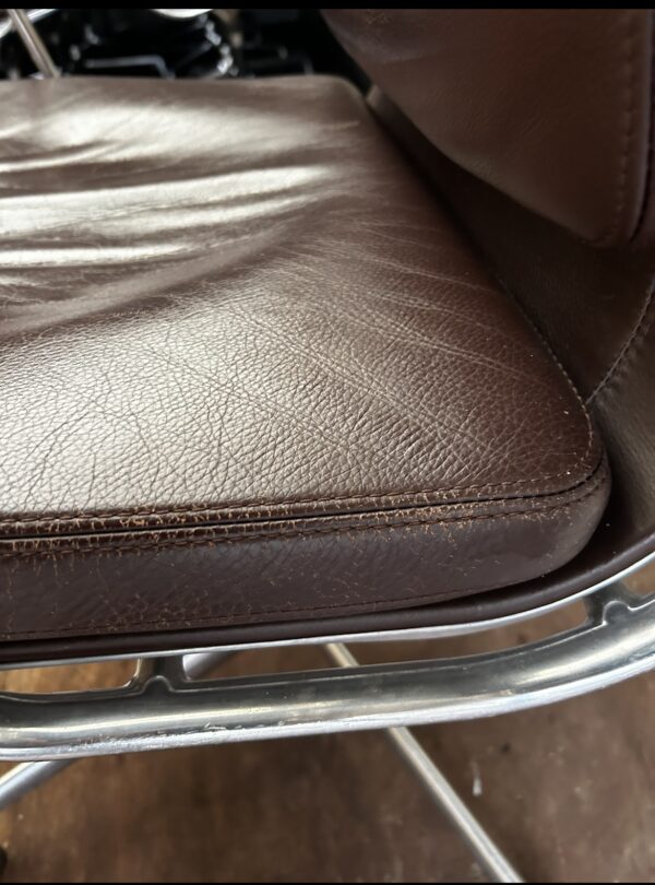 Vitra Soft pad EA208 brown close up