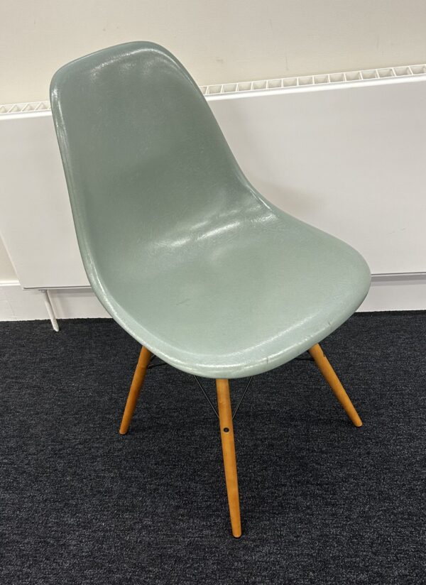 Vitra Eames DSW 756 RETRO with fibreglass seat in Sea Foam Green on natural wood Legs 2020 - Image 2
