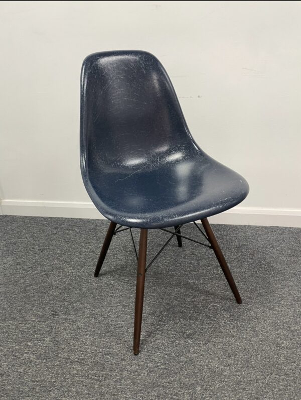 Vitra Eames DSW 756 RETRO with fibreglass seat in Navy Blue on natural wood Legs 2020 - Image 2