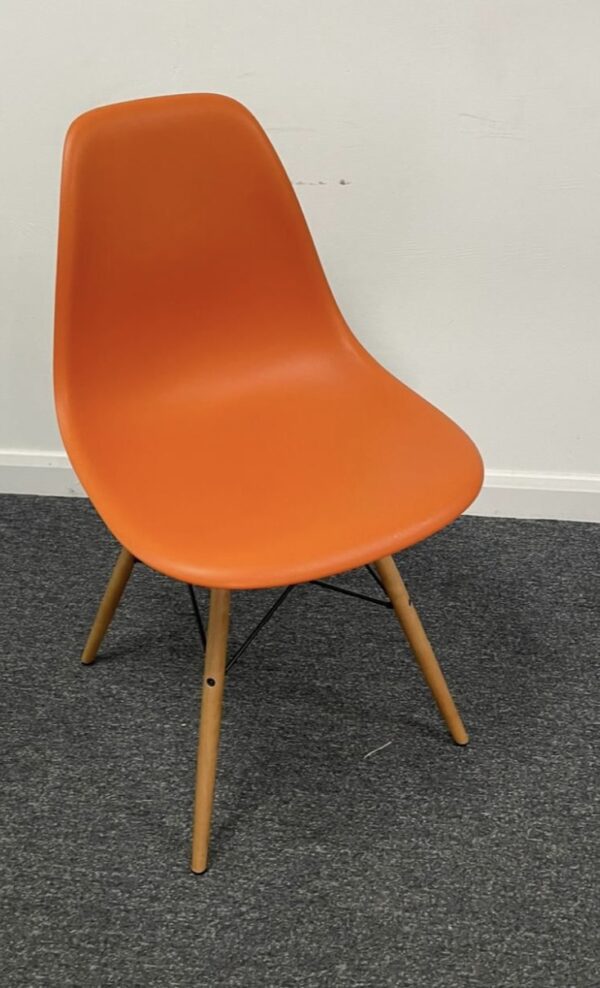 Orange Vitra Eames DSW 725