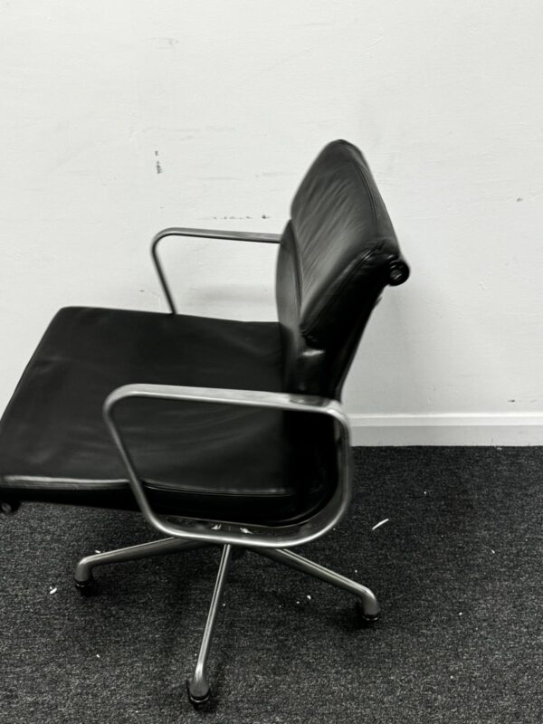 Herman Miller Eames EA208 Black Leather Soft Pad polished aluminium 5 star classic hard wheel base - Image 6