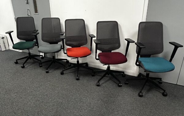 Forma 5 Dot Pro High back Task Chair with Adjustable Lumbar bar seat in Blue - Image 5