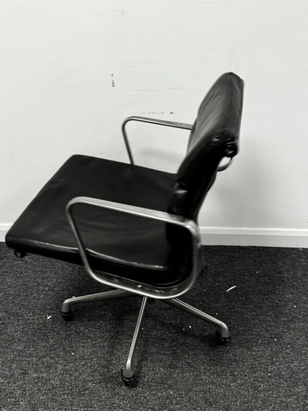 Herman Miller Eames EA208 Black Leather Soft Pad polished aluminium 5 star classic hard wheel base - Image 4