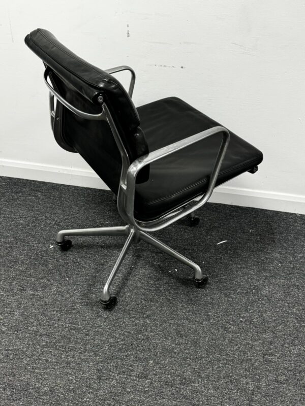 Herman Miller Eames EA208 Black Leather Soft Pad polished aluminium 5 star classic hard wheel base - Image 7