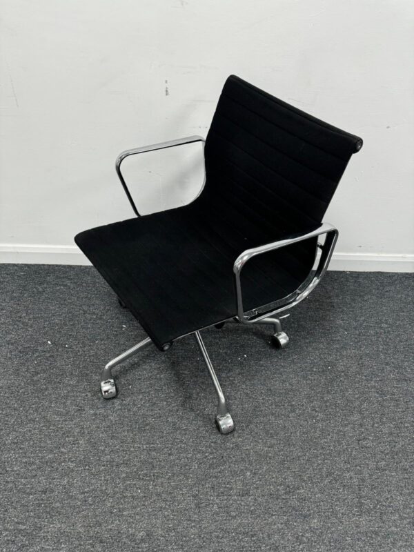 Charles Eames Vitra EA117 Ribbed black hessian Conference Chairs - Image 3