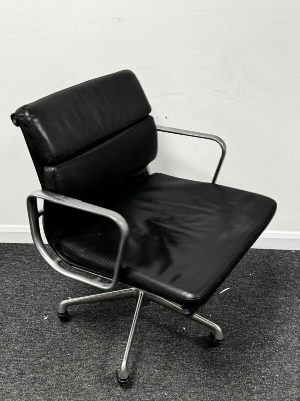 Herman Miller Eames EA208 Black Leather Soft Pad polished aluminium 5 star classic hard wheel base - Image 3