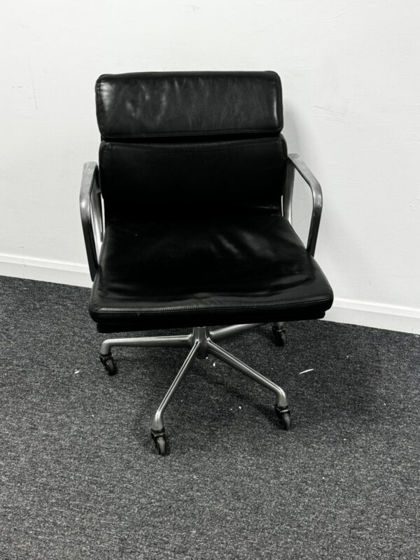 Herman Miller Eames EA208 Black Leather Soft Pad polished aluminium 5 star classic hard wheel base - Image 2