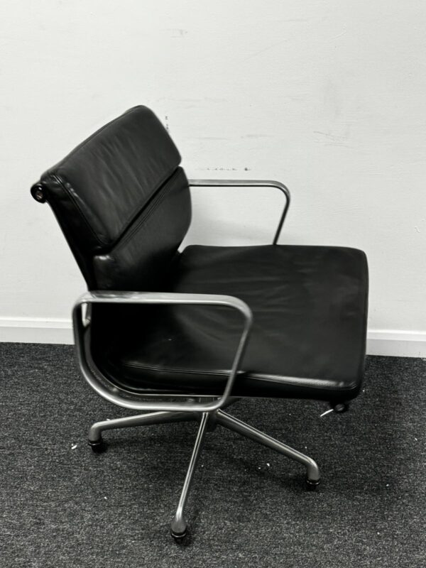 Herman Miller Eames EA208 Black Leather Soft Pad polished aluminium 5 star classic hard wheel base - Image 5