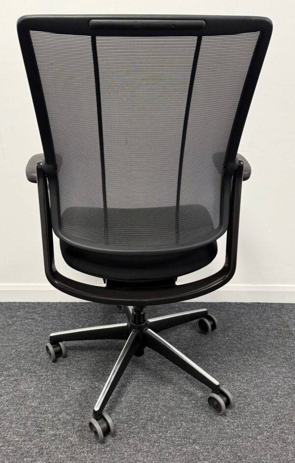 Humanscale Diffrient Smart Chair in Black on Polished Aluminium Base - Image 4