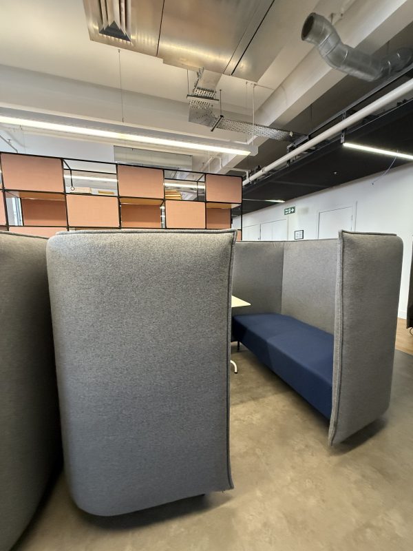 Naughtone Cloud Plain 4 Seat High Back Acoustic Privacy Sofa Booth with table